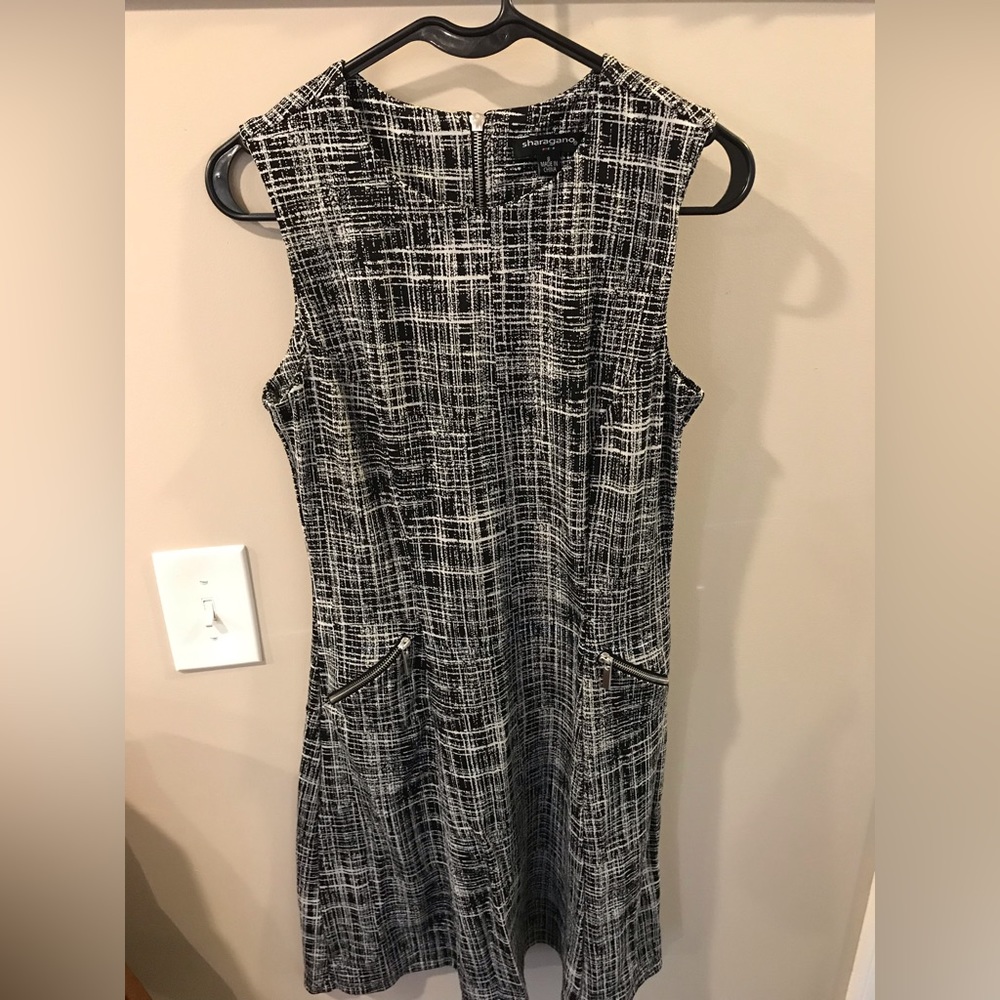 Sleeveless dress with zipper up the back